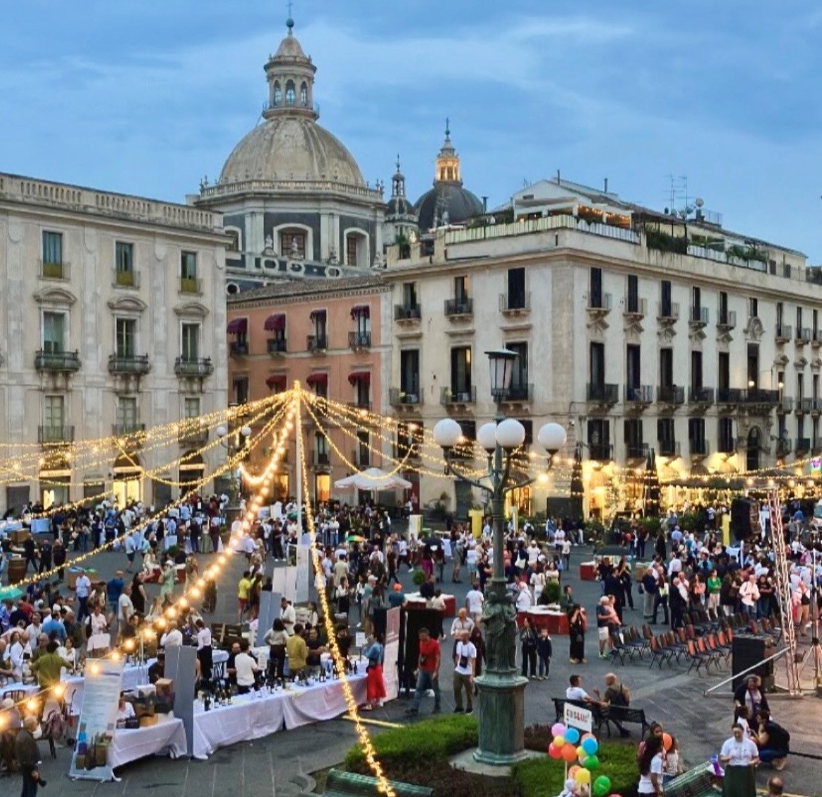Bianchi di Sicilia, Piazza Università brinda al successo della quarta edizione