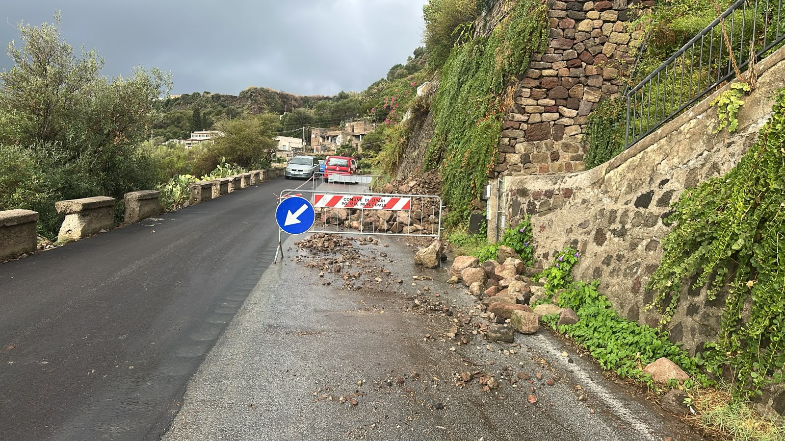 Lipari, mezzi e operatori della Città Metropolitana al lavoro sulle provinciali dopo il nubifragio, il sindaco Basile: «Vicini alla comunità»